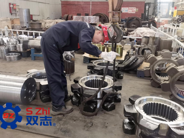 致敬每一位一線工人，堅守崗位，兢兢業(yè)業(yè)。_河南雙志